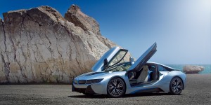 Первый тест футуристичного спорткара BMW i8